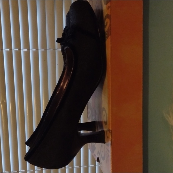 Mudd Women's black low heel shoe - Picture 1 of 4